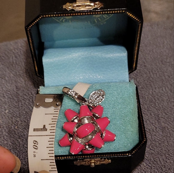 JUICY COUTURE 2010 LIMITED EDITION PINK GIFT WRAP BOW CHARM - Picture 3 of 5